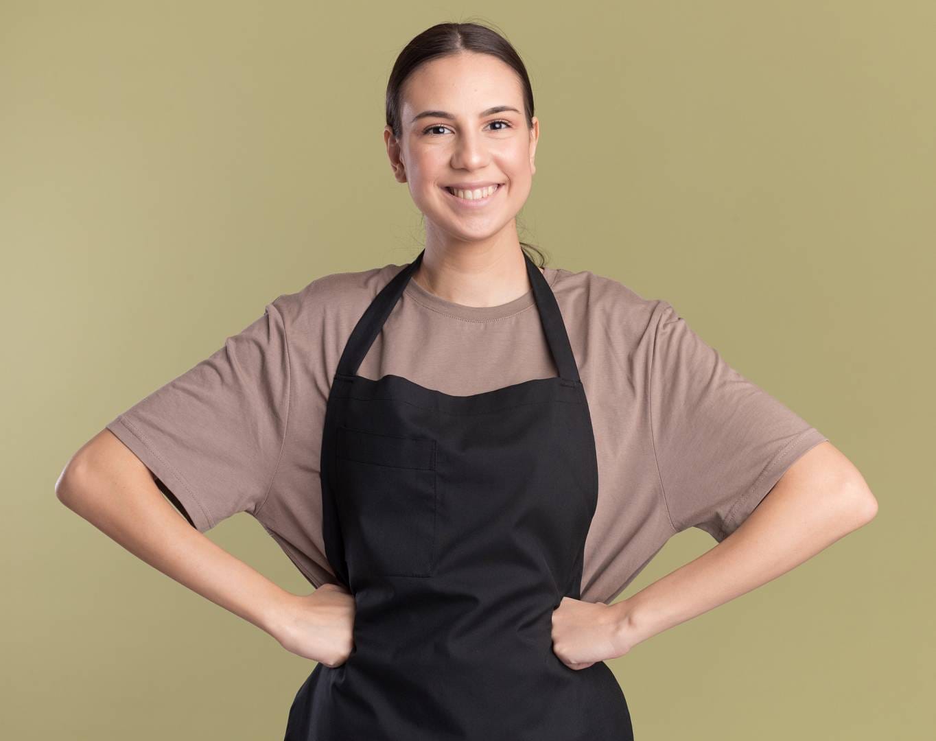 Spójny wizerunek lokalu – jak stylowe fartuchy z logo firmy budują zaufanie gości i profesjonalizm obsługi?